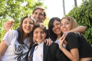 familia, feliz, juntos, union, fiestas, festejo, navidad, sonrientes, personas, hombre, mujer, hermanos, sonreir, abrazo, niños, personas, personas, personas, personas, personas